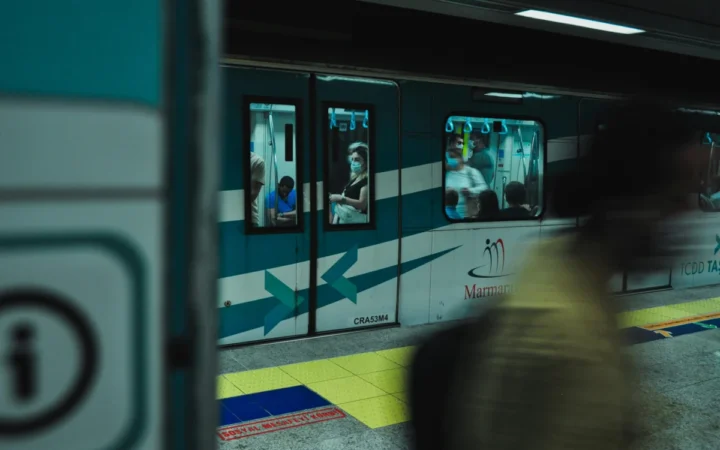 Moscova introduce metro fără șofer, vapoare autonome și mii de roboți livratori, sfidând sancțiunile occidentale