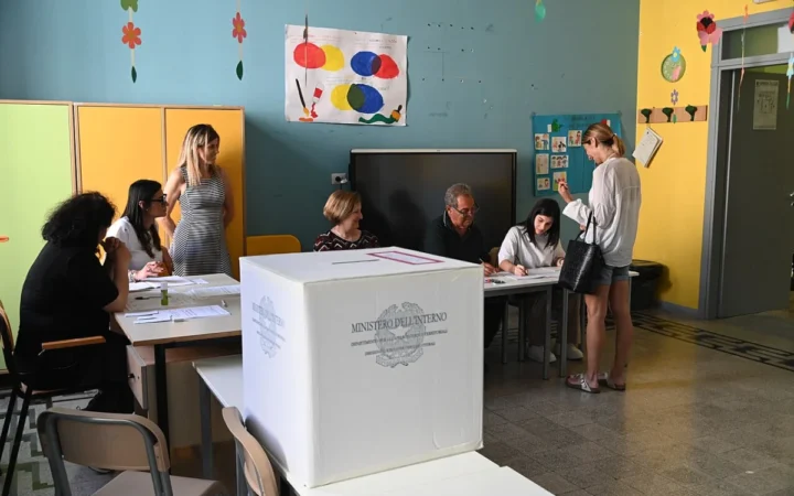 Românii, față în față cu schimbările politice din 2024: Cum reacționează societatea la noile provocări