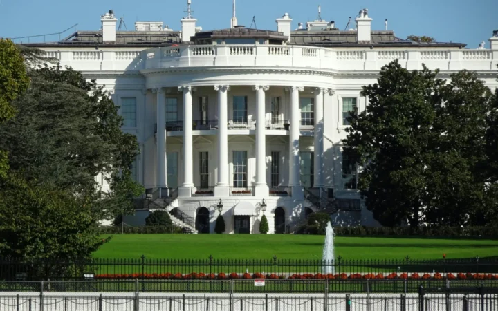 Trump Agită Din Nou Apele: Negocieri Secrete pentru Groenlanda și Cutremur la Washington