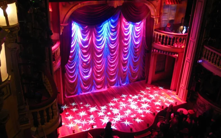 Teatrul Românesc Revine în Prim-Plan: De Ce Tinerii Aleg din Nou Spectacolele Live