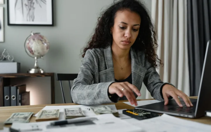 România, lider în topul creșterii salariului minim în Europa Centrală și de Est