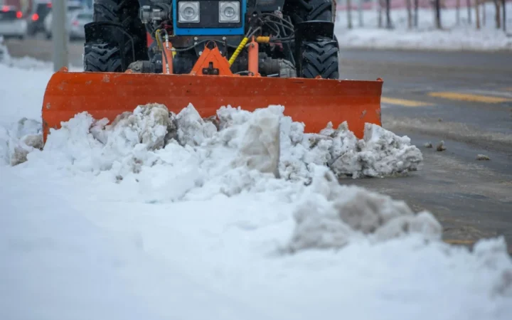 Zăpada a pus stăpânire pe Oltenia: peste 1.500 de tone de material antiderapant împrăștiate în doar 13 ore