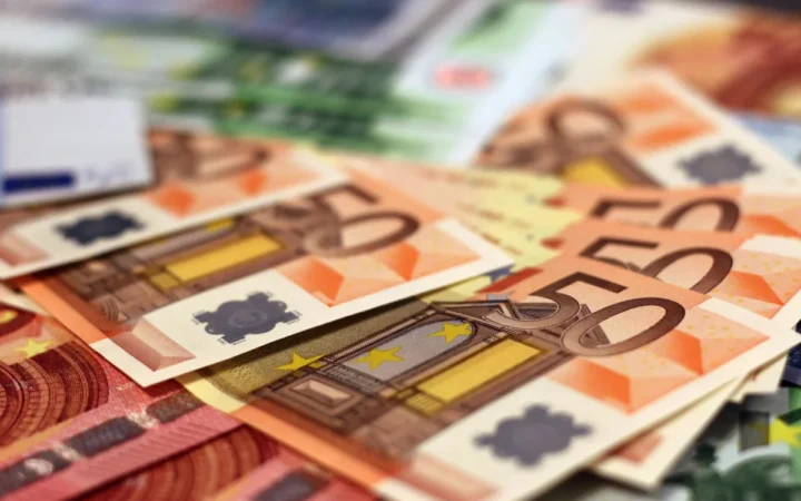 Premii și Sporuri fără Precedent: Statul Român Acordă 13,8 Miliarde de Lei Funcționarilor Publici în 2023