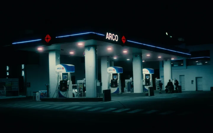 Trump promite benzină mai ieftină și petrol aproape gratuit: Ce ascund noile negocieri anunțate la Casa Albă