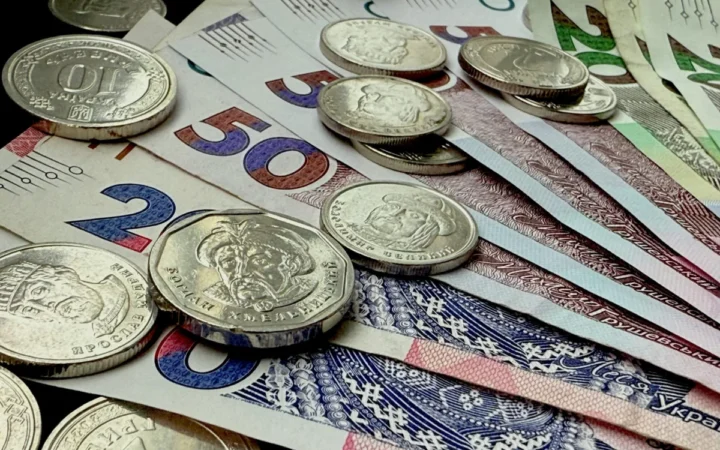 Leul în Cădere Liberă: Criza Politică Trimite Moneda Națională la Minime Istorice în Fața Euro