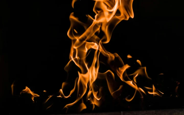 Navă lovită de un proiectil necunoscut: Incendiu rapid, echipajul intervine prompt, anchetă în desfășurare