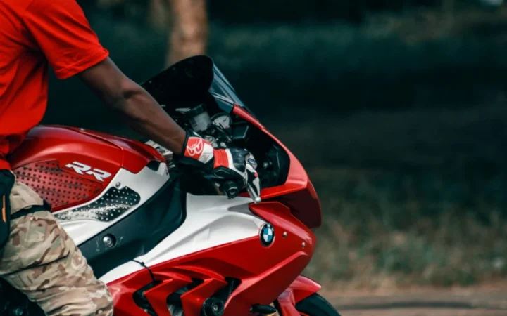 Motociclist decedat și o femeie grav rănită după o coliziune motocicletă-autoturism în Suceava