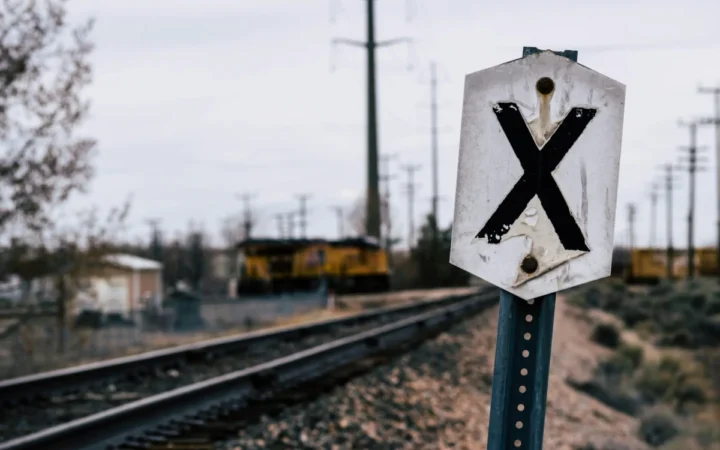 Microbuz școlar cu șapte copii, spulberat de tren la trecere de cale ferată în Belgia: imagini șocante din Buggenhout