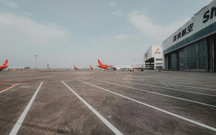 Un bărbat a murit pe pista aeroportului din Denver după ce a fost lovit de un avion cu 224 de pasageri