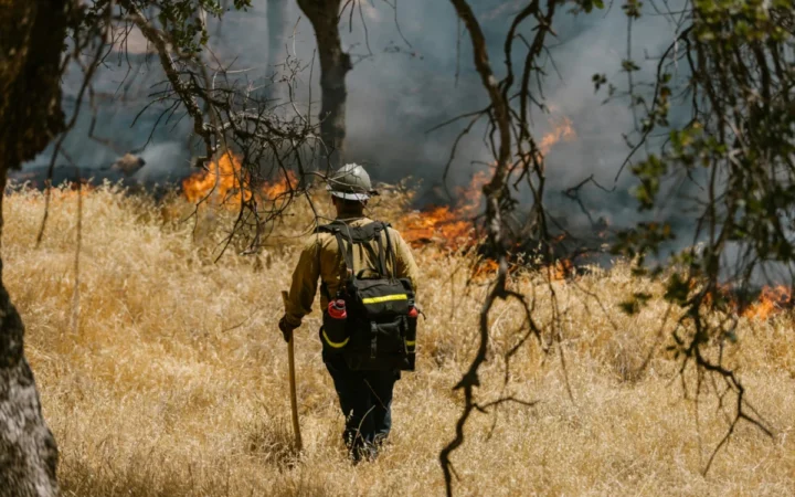 Incendiu de vegetație în Simi Valley: case amenințate, o locuință distrusă și sute de persoane evacuate