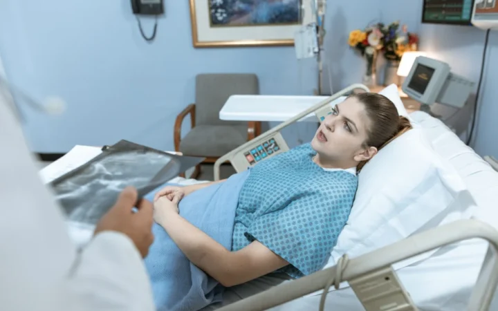 Guvernul reduce cu 20% paturile de spital și schimbă plata medicilor pe criterii de performanță până în 2030
