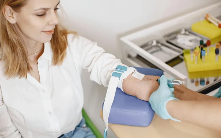 Românii peste 40 de ani pot descoperi boli grave din timp – consultații și analize gratuite pentru prevenție!