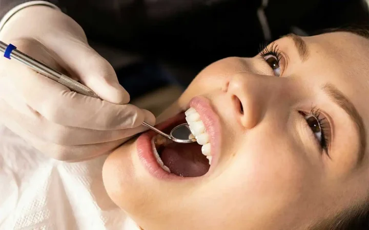 Implant dentar în România: plan 3D, CEREC și ce înseamnă „clinică cu laborator propriu”