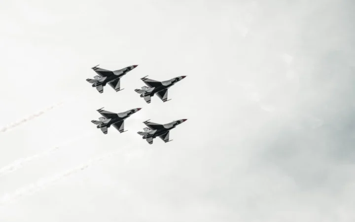 F-16 ucrainean doborât în timpul unei misiuni de interceptare pe front, pilotul reușește să se salveze