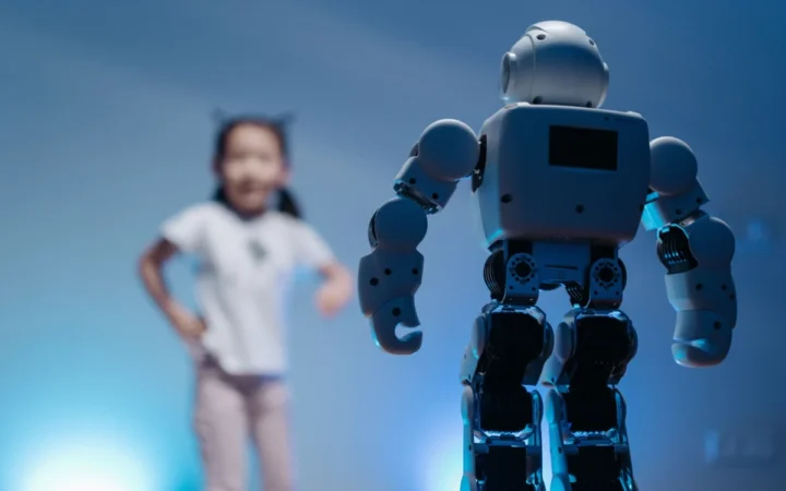 China interzice tehnologiile AI cu aspect și comportament uman: Noile reguli blochează giganți precum Alibaba, Tencent și ByteDance din 15 iulie