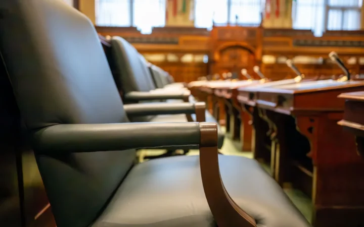 Sesiune de foc în Parlament: Miliarde de euro, reforme blocate și criză politică la vârf
