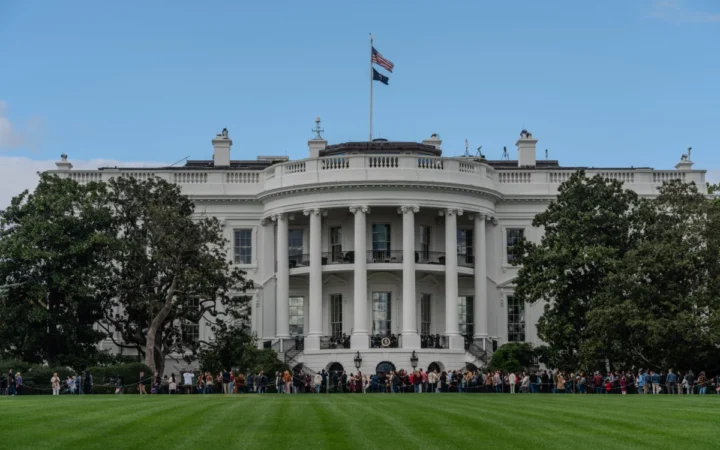 Întâlnire Explozivă la Casa Albă: Zelenski și Trump Față în Față, Pe Fundalul Unor Evenimente Tensionate