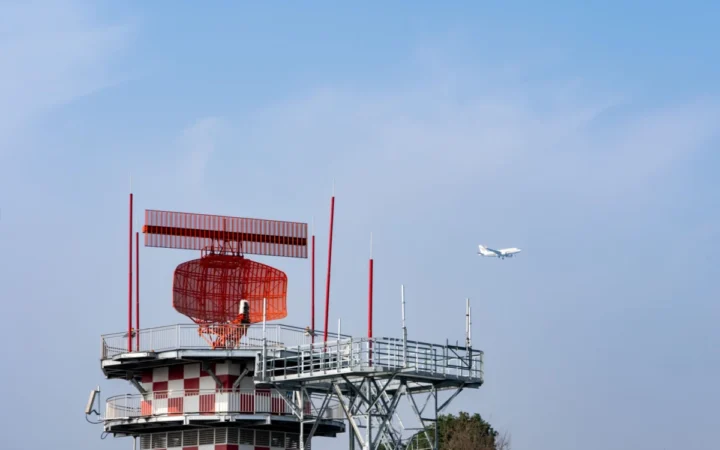 Ministerul Apărării ar putea prelua controlul traficului aerian din România după suspendarea licenței ROMATSA