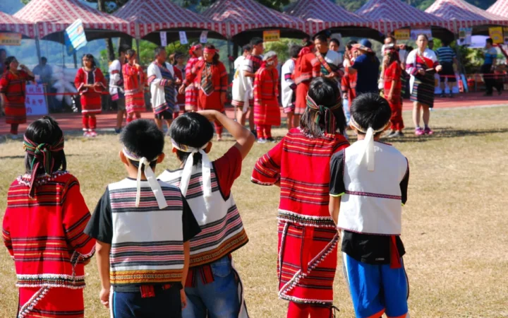 Parada Portului Popular de la Abrud: Sute de oameni și copii celebrează tradițiile din Țara Moților