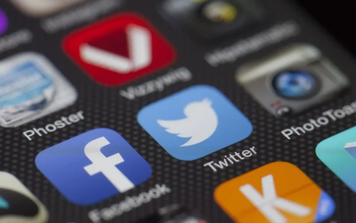 Vietnamul Pregătește Interzicerea Totală a Rețelelor Sociale pentru Copiii Sub 16 Ani și Introducerea Supravegherii Obligatorii Online