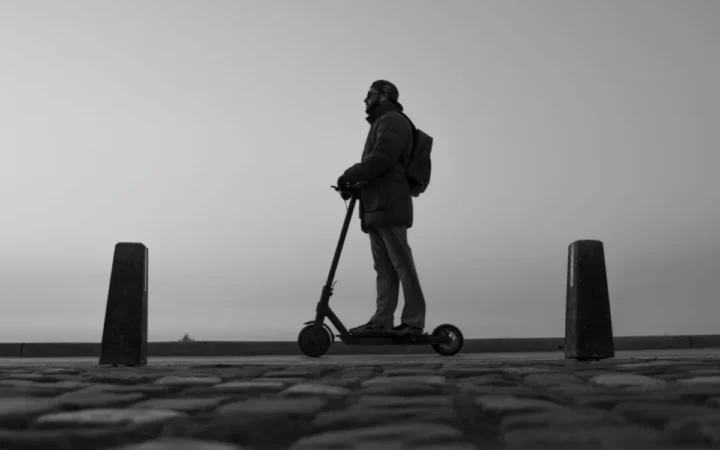 La Ce Vârstă Poți Merge Legal cu Trotineta Electrică și Ce Amenzi Rişti dacă Încalci Noile Reguli?