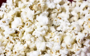 Cutiile tematice de popcorn, noul trofeu al cinefililor: De ce se vând cu zeci de dolari în cinematografe