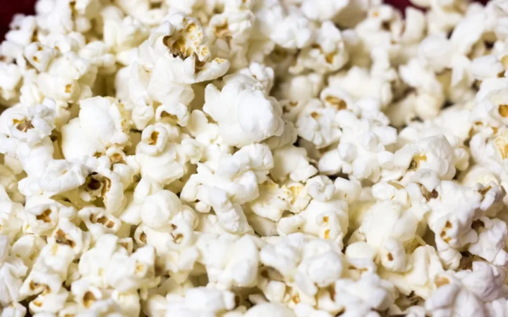 Cutiile tematice de popcorn, noul trofeu al cinefililor: De ce se vând cu zeci de dolari în cinematografe
