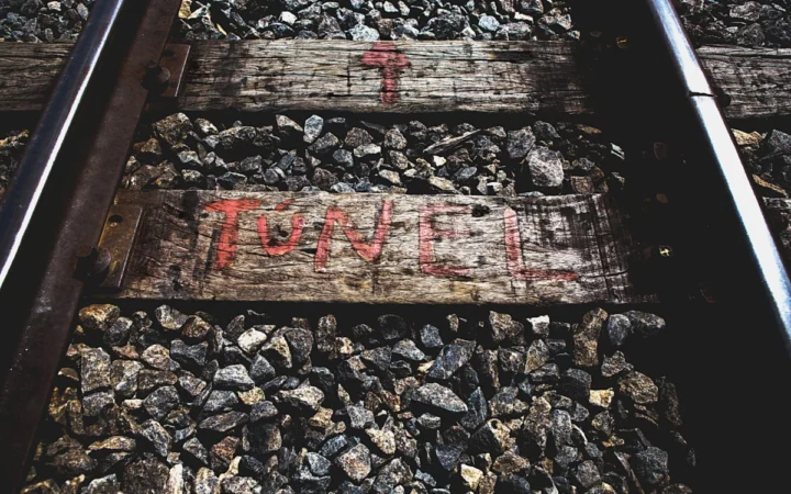 Tunelul Feroviar de la Turdaș închis de urgență după o descoperire periculoasă: Traficul trenurilor Simeria – Orăștie suspendat complet