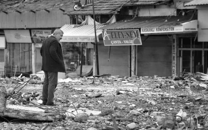 Cutremur puternic în Indonezia: peste 40 de morți, sute de replici și alerte de tsunami
