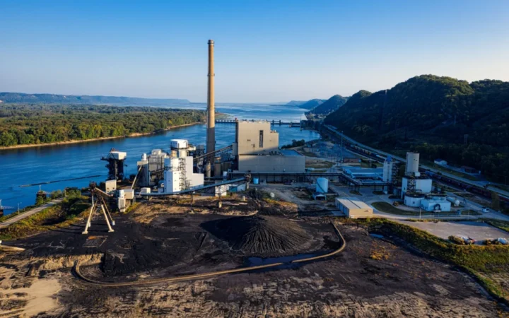 Senatul permite funcționarea termocentralelor pe cărbune, punând în pericol miliardele din PNRR și tranziția energetică a României