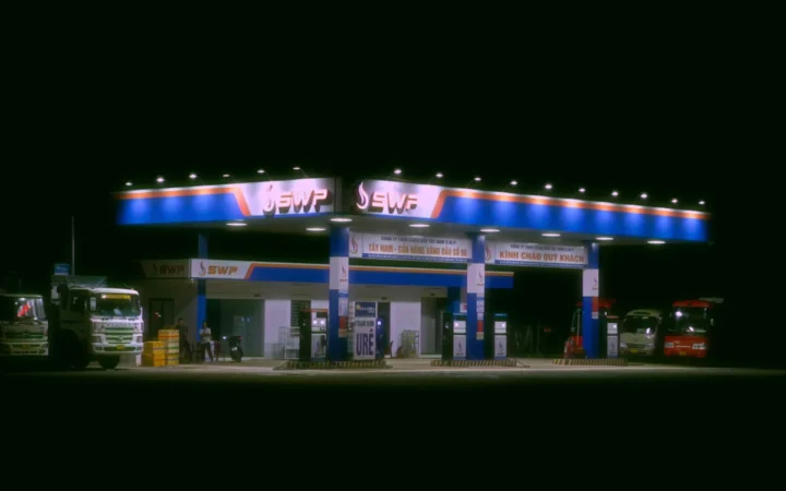 Guvernul Impune Plafonarea Prețurilor la Petrol și Carburanți, Reduce Accizele și Introduce Amenzi Mari până în 2026