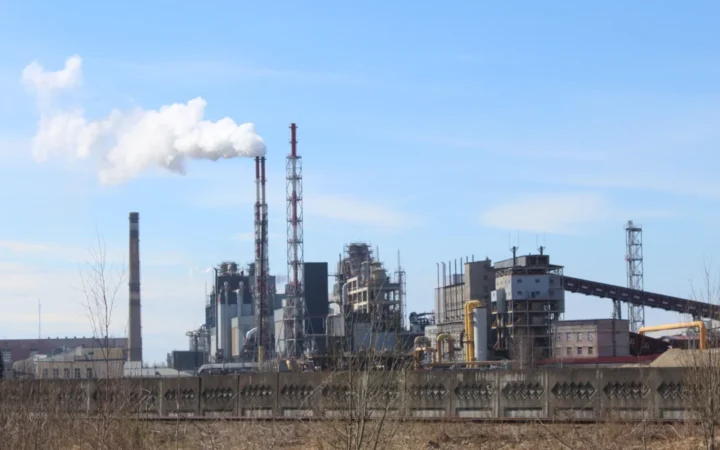 Guvernul pregătește restricții la energie pentru industrie: Consum limitat la orele de vârf, dar populația rămâne neafectată