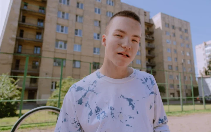 Adolescenții britanici, vizați de noile restricții nocturne pe rețelele sociale propuse de guvernul Starmer