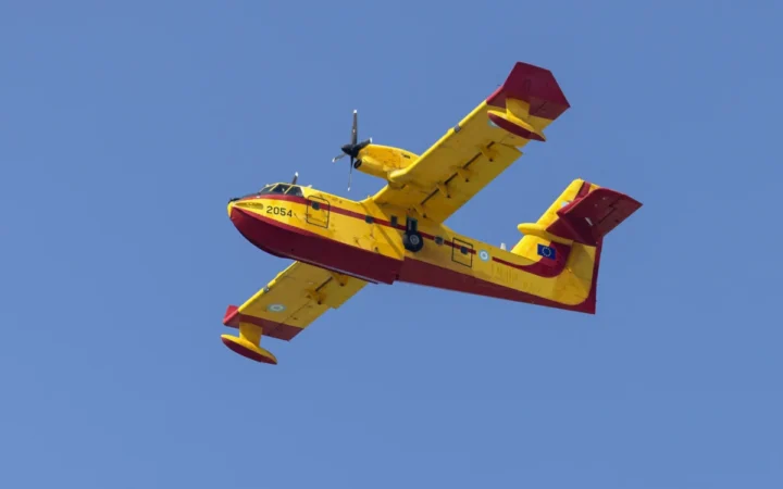 Pompierii români intervin în Grecia pentru stingerea incendiilor de pădure din Attica