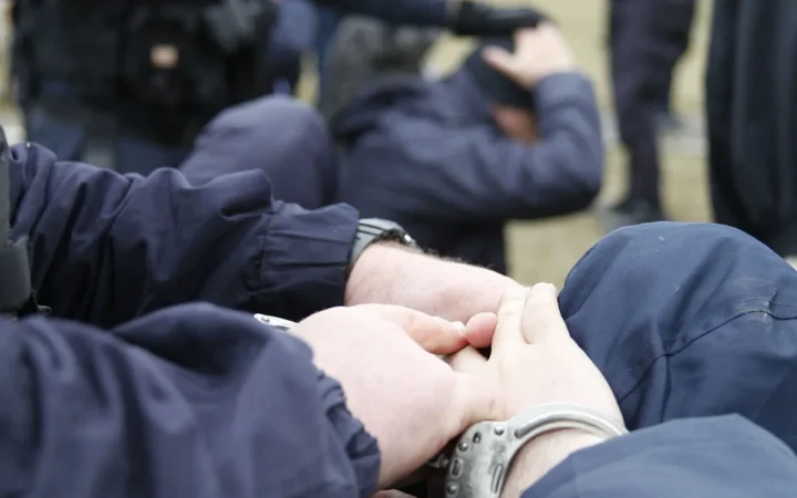 Achitat după un an: bărbat arestat pe nedrept pentru furtul unui parfum, din cauza unei erori