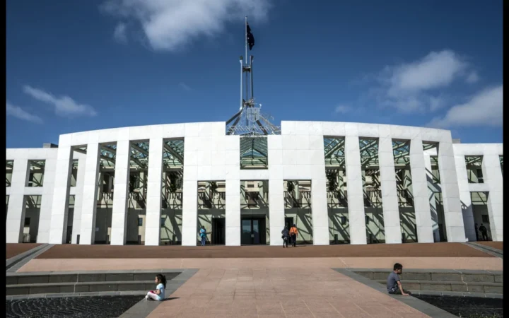 Australia cere Facebook și TikTok să permită oprirea algoritmilor de personalizare a conținutului